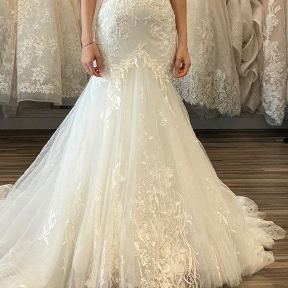 Martina Liana Wedding Gown - Picture 4 of 10